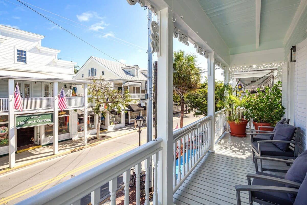 Sky Suites Retreat - Balcony Overlooking Duval