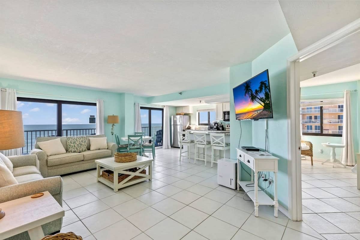 Oceanfront Penthouse! Pool, Hot Tub, Beach Access