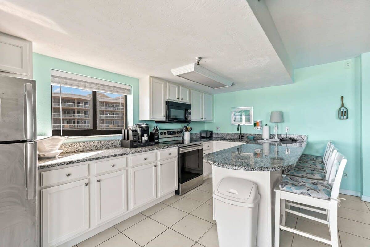 Oceanfront Penthouse! Pool, Hot Tub, Beach Access