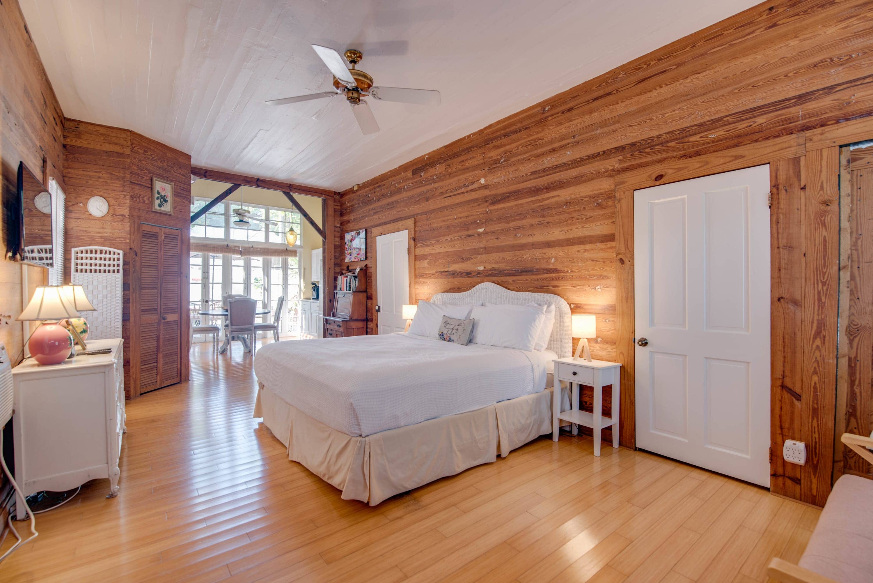 Rose Petal Petite Suite - Near Duval Street