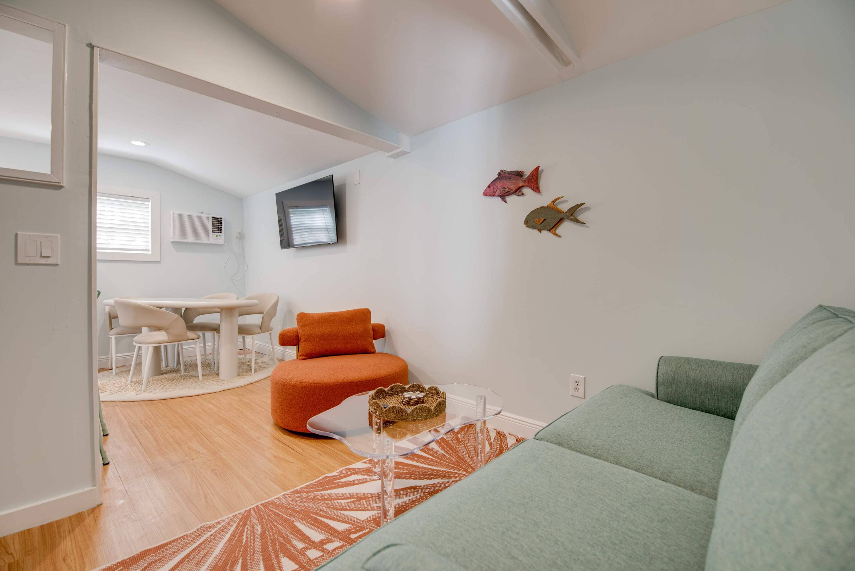 Shared Pool & Parking - The Cottage at James House