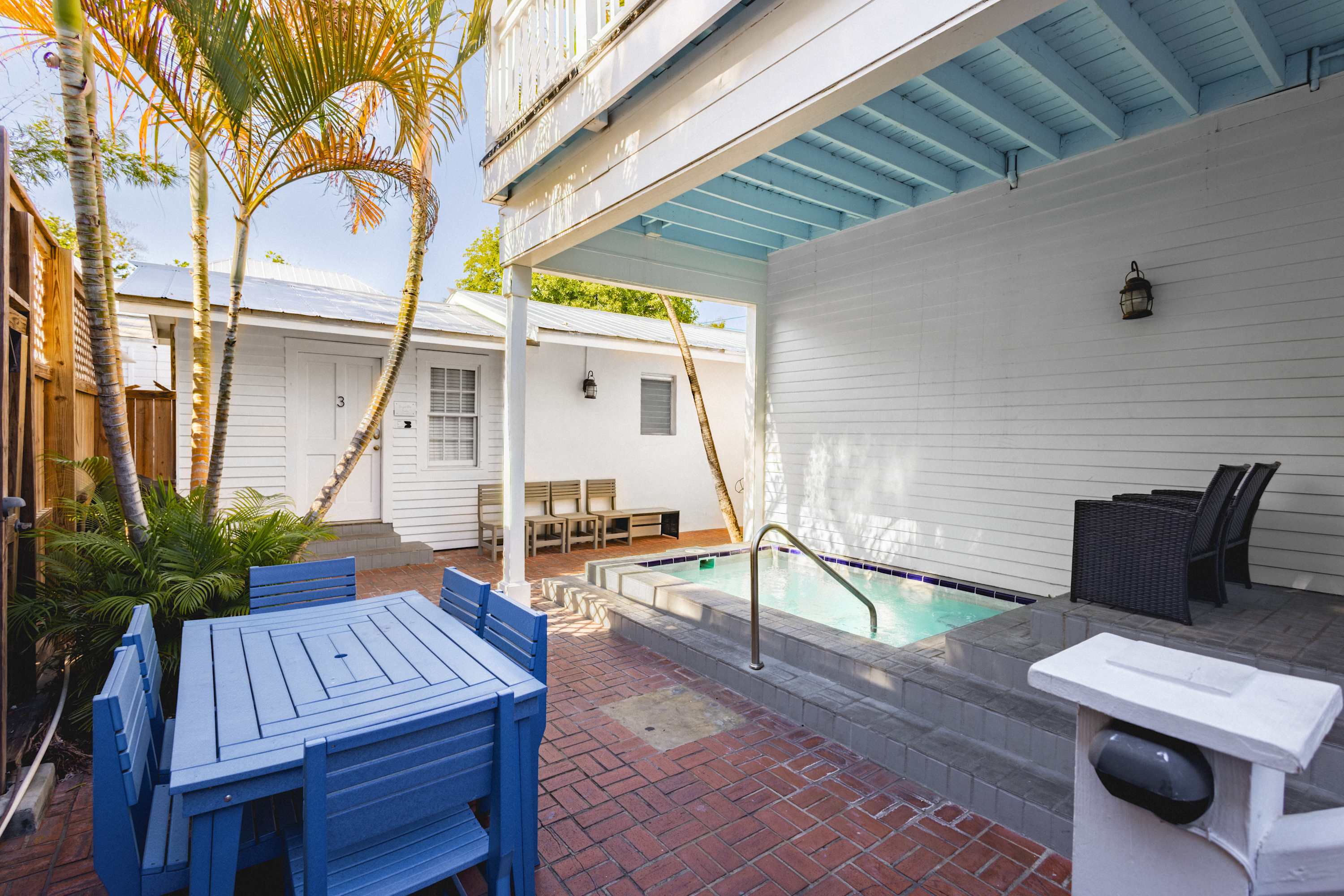 1 Block to Duval St | Banana's Foster Guesthouse