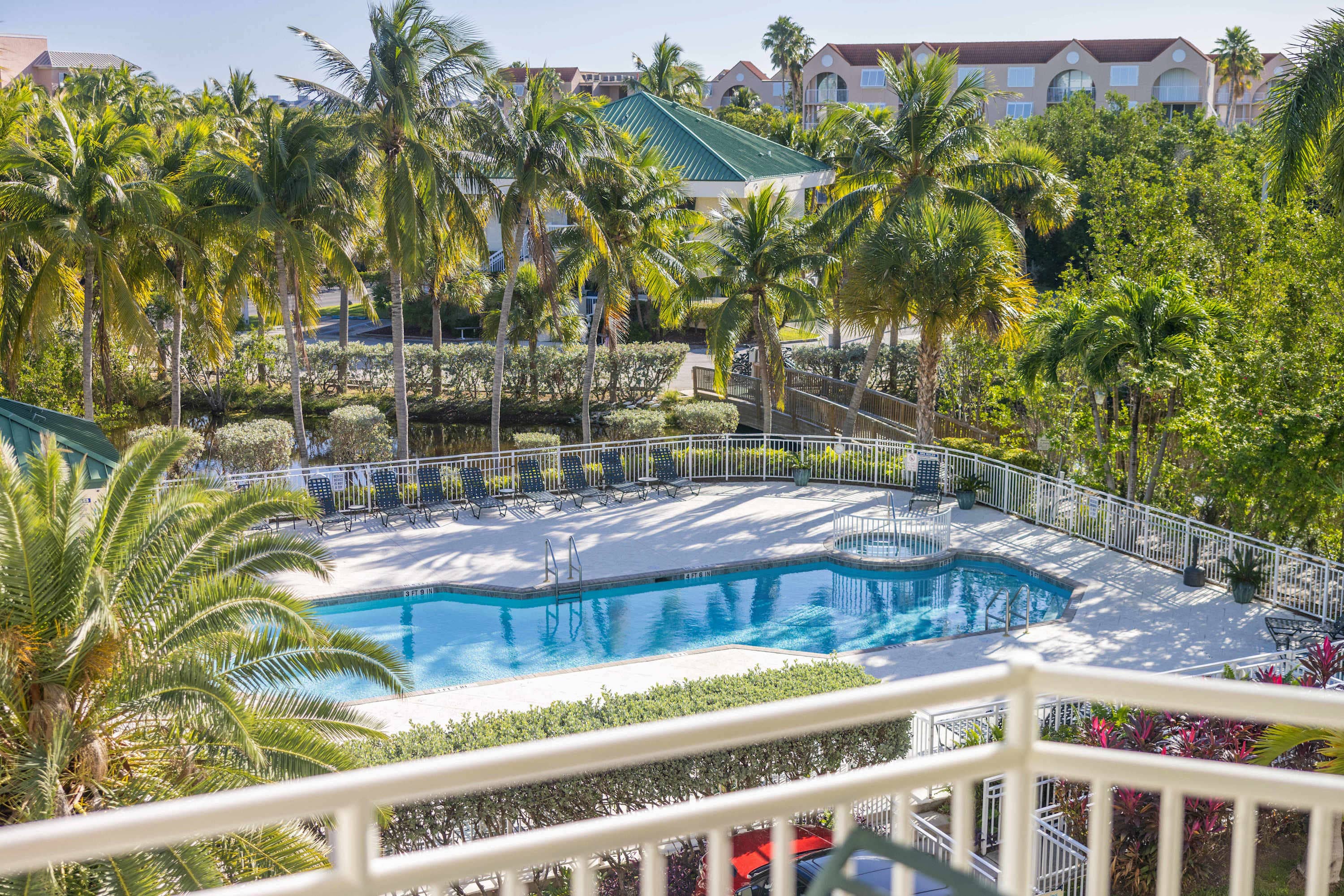 The Tortuga at Sunrise Suites - Balcony & Pool