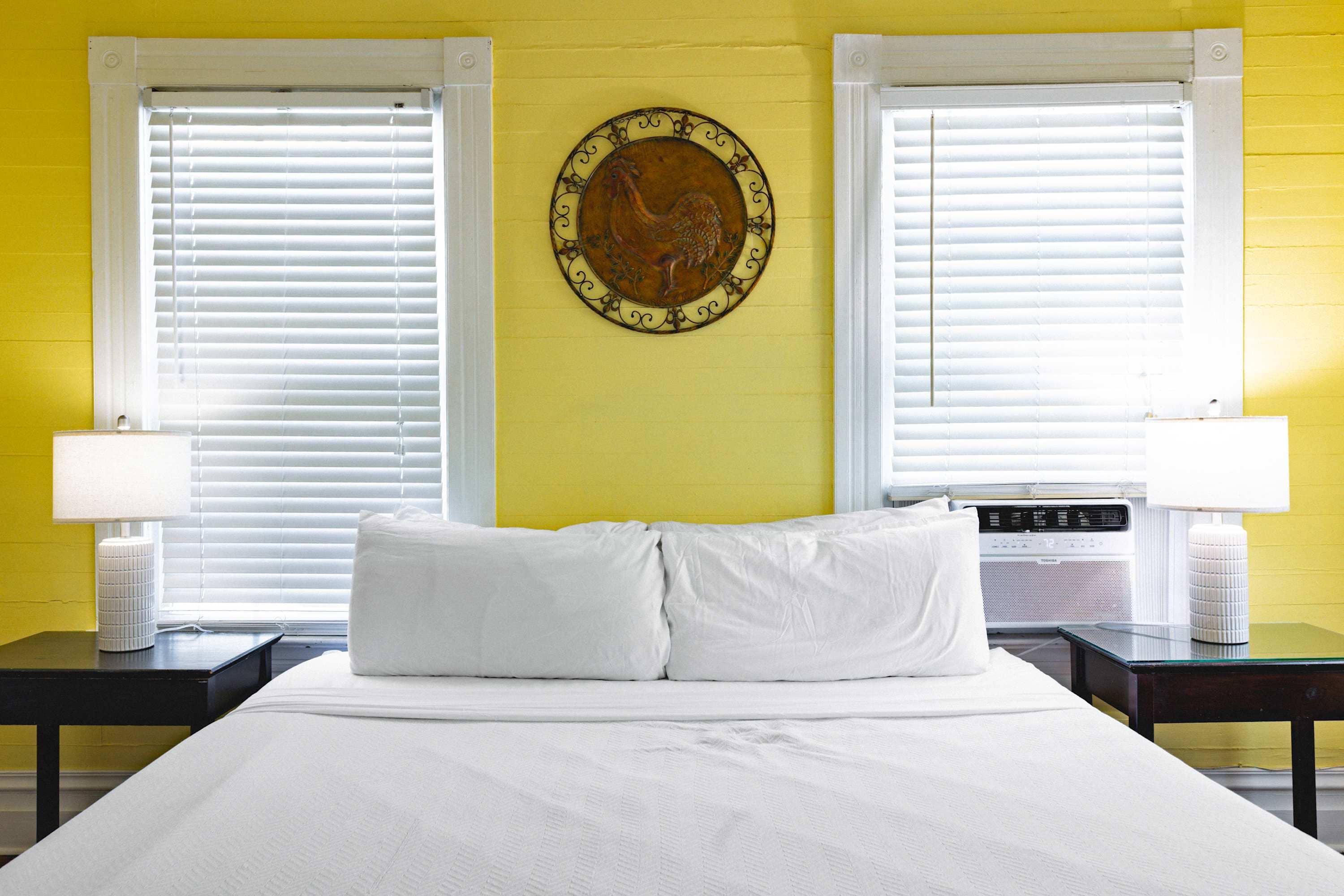 Curry House Room 2 - Near Duval, Pool & Balcony