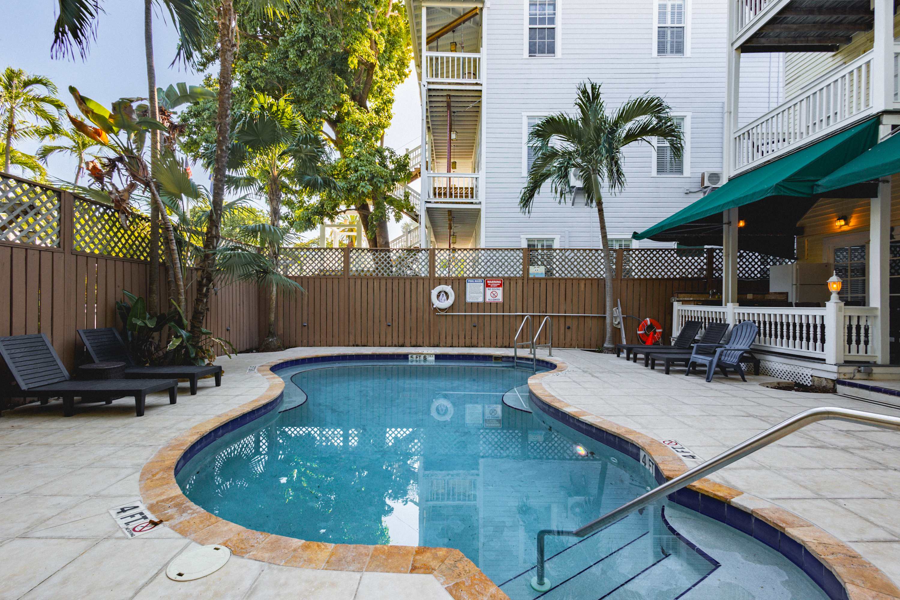 Shared Pool & Near Duval - Curry House Room 9